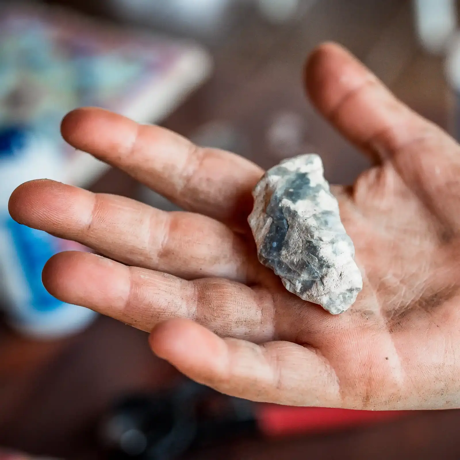 Mano con sasso Mano con sasso